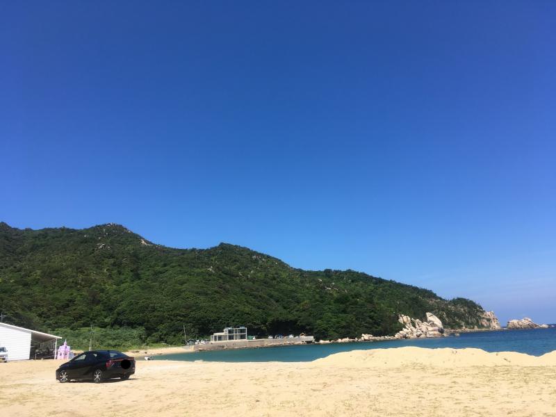 海水浴場を横切りって進みます。