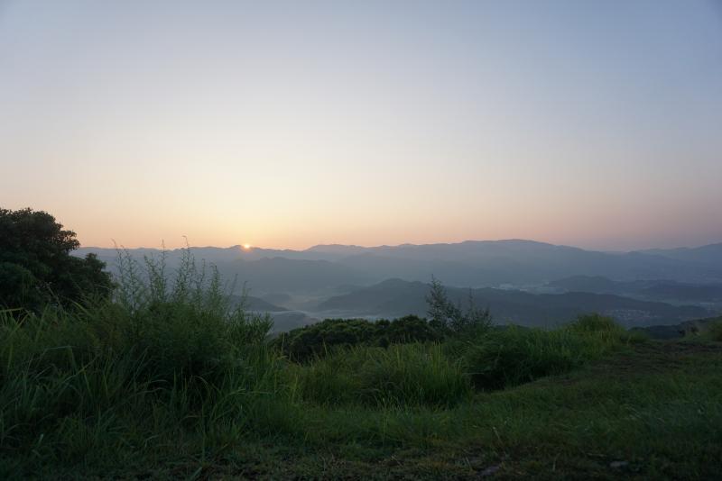日の出。三日月山山頂