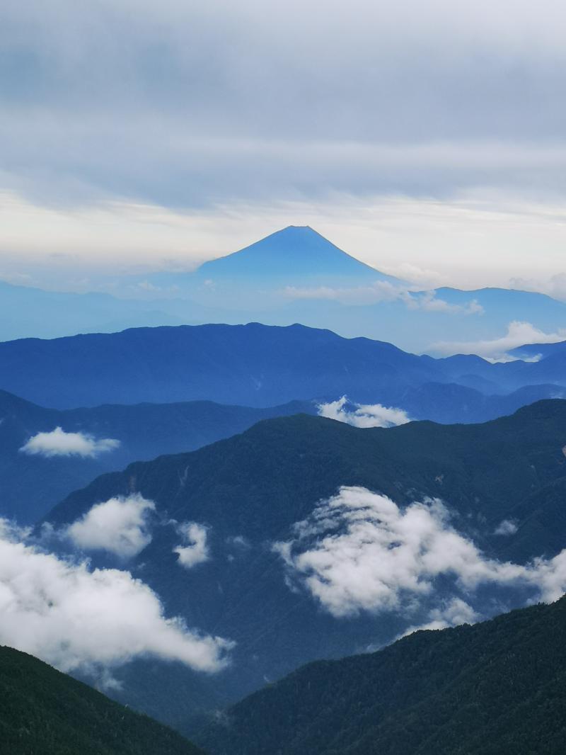 北岳山荘からの富士山。雲の流れも速かったです。