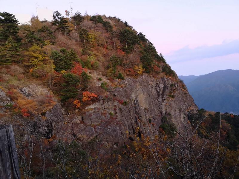山荘から秋化粧した屏風岩。