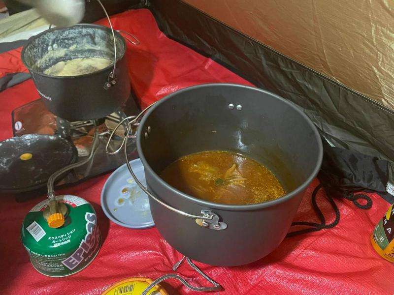 夜はキャンプで鍋対決。辛味噌鍋と鮭豆乳鍋。