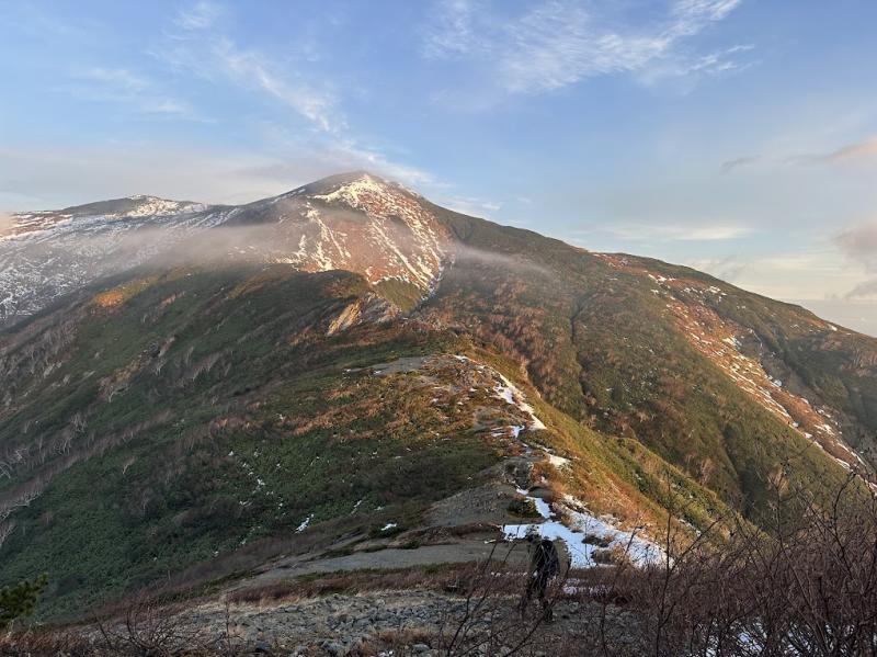 日の出と共に飯豊本山を目指します。