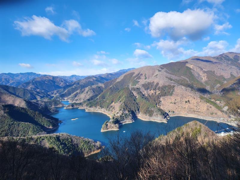 急登終えてサス沢山から奥多摩湖を見下ろします。