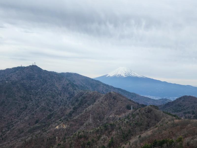 清八山から富士山と電波塔の立つ三ツ峠。