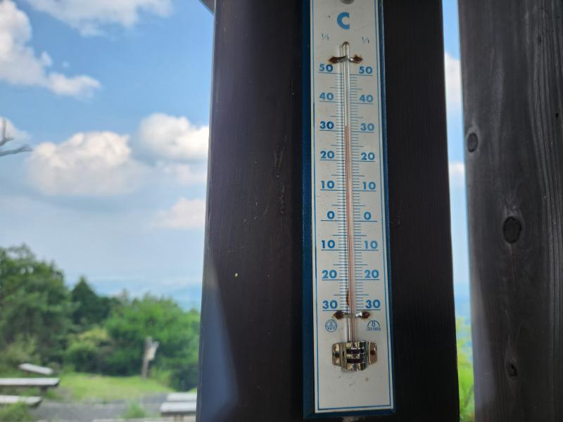 あいやいや。日の出山山頂で30℃超えてますよ。