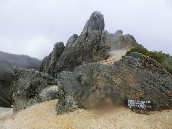風化した花崗岩からなる独特な山、燕岳。