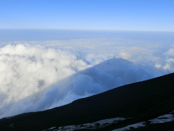 2年振り富士山は富士吉田口から。宿泊先のご来光館より、「影富士」！！