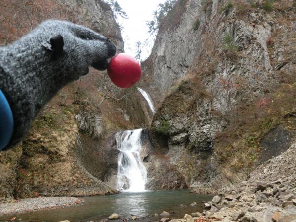 日本百名瀑　松見の滝。歩き倒した末に着いた後のリンゴがおいしかった。