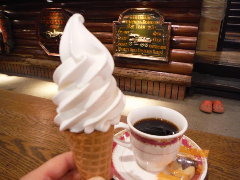 徳沢で一休み。名物ソフトクリームとホットコーヒー。