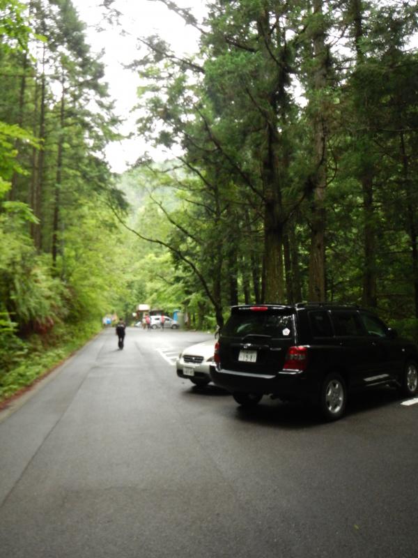 乳岩駐車場。クライマーはロータリー手前からのみ駐車可！