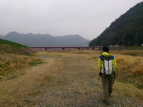 登山口まで川原沿いを行きます。