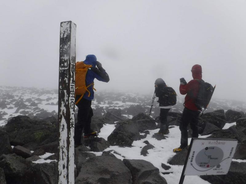 蓼科山山頂。風つよっ！