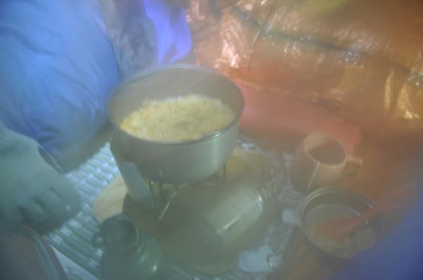 夕食はテント内で暖まるキムチ鍋。
