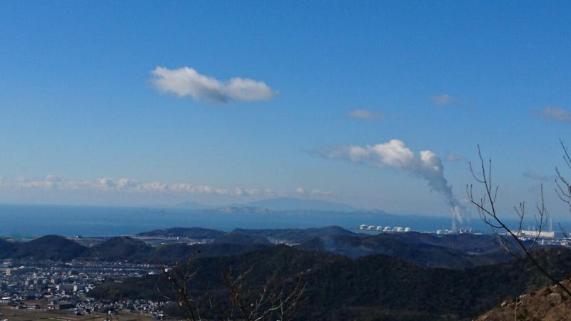 遠くに見えるのが小豆島。