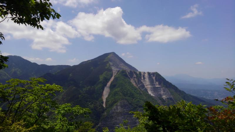 ピラミッドみたいな武甲山