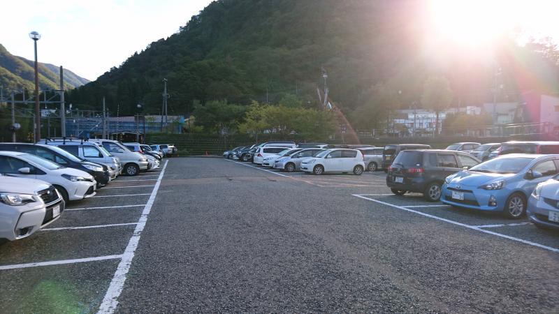 立山駅駐車場。第一スペースほぼ満車。
