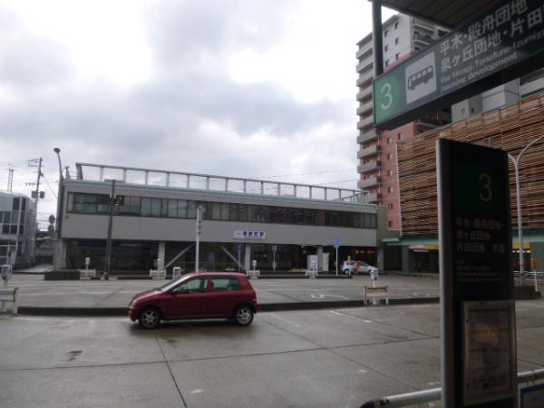 朝、津新町駅。