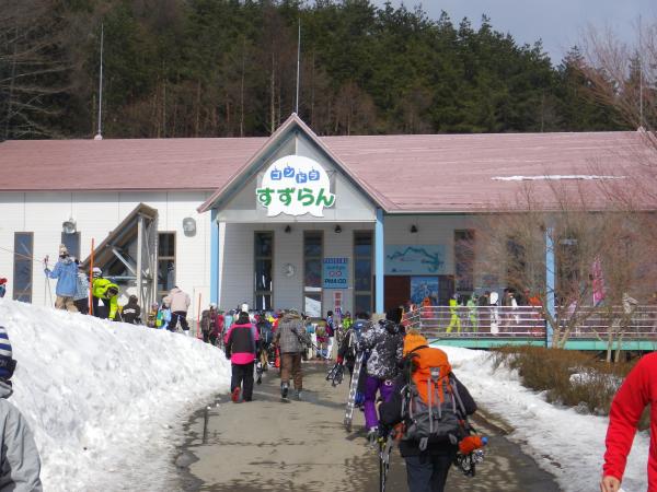 富士見パノラマスキー場ゴンドラ乗場。ハイカー・スキー・ボーダーの人が入り乱れてます。