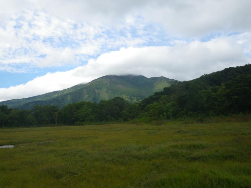 尾瀬ヶ原からみる至仏山。朝から曇っていましたが昼ぐらいには晴れてきました。