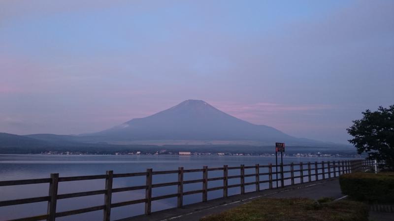 早朝の富士山。空がピンク色でした。