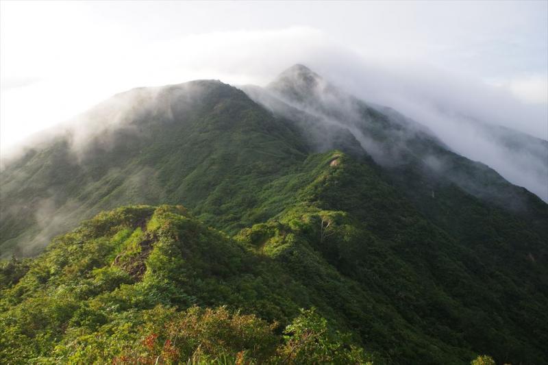 谷川連峰（真ん中は七つ小屋山）は雲の中