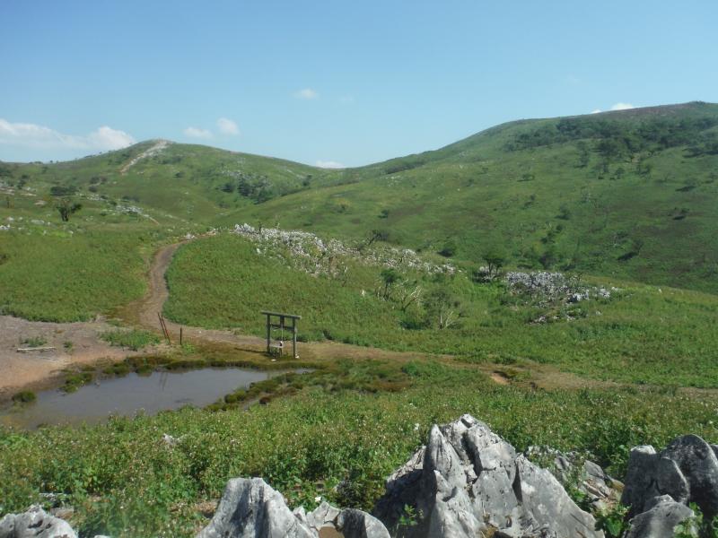 お虎ヶ池とカルスト台地