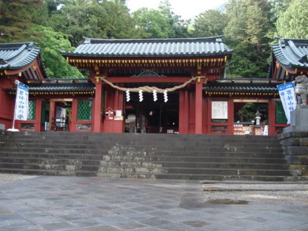 登山口でもある二荒山神社。