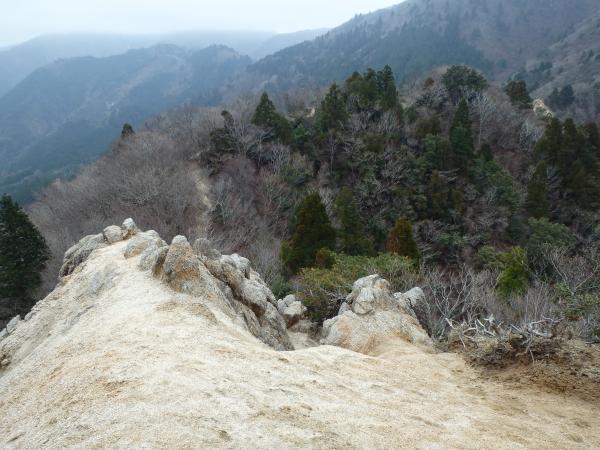 頂上から武平峠への下り。迫力ある鎌ヶ岳の姿を望めます！