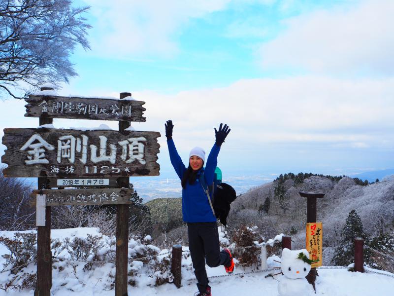 雪キティ近くの看板につられてワンダフルポーズ！！？