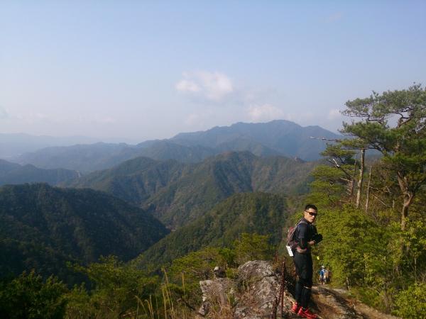 東尾根から宇連山を眺める。まだまだ元気。