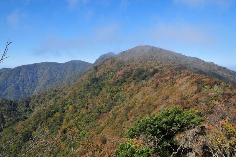 今回のハイライト、石楠立と万三郎岳。もの凄いきれいな紅葉を求める山域ではない。