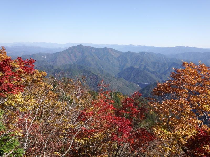 宇連山からの三ッ瀬明神山と紅葉。ここだけ紅葉がよかったです。