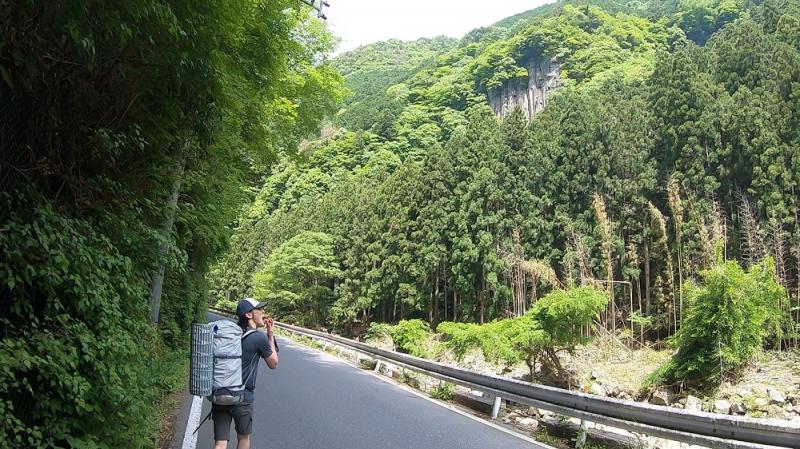 飛び石で渡渉できるところを探しましたがなかったです