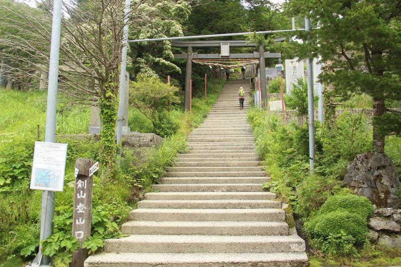 剣山登山は神社からスタートです
