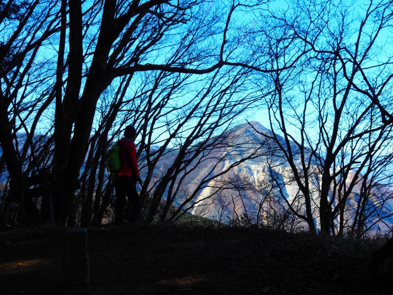 雄岳山頂から武甲山をながめて、ゆるり。