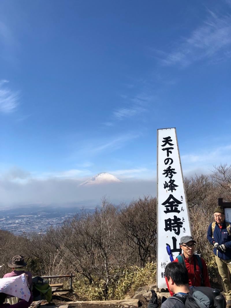 富士山は、麓の野焼けで煙に包まれてしまいました。