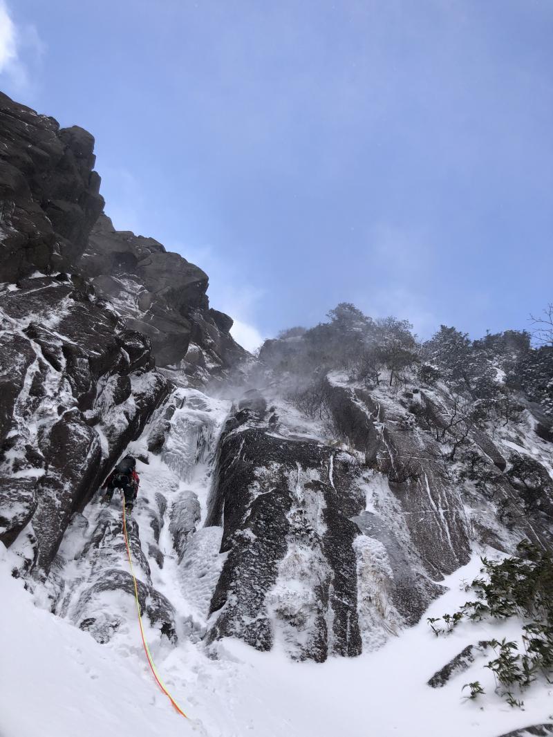 マイナスの滝。雪の下の岩をガリガリ登ります。