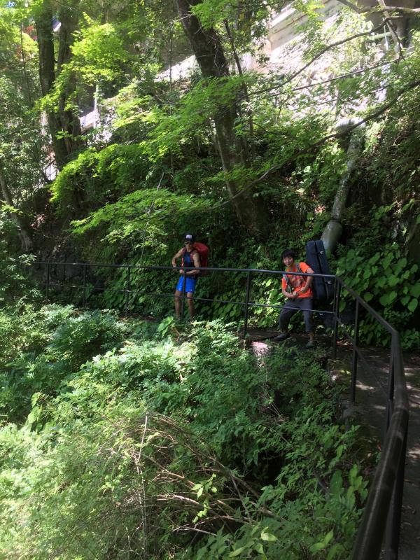 まずは、遊歩道を歩き、お目当ての岩を目指します。