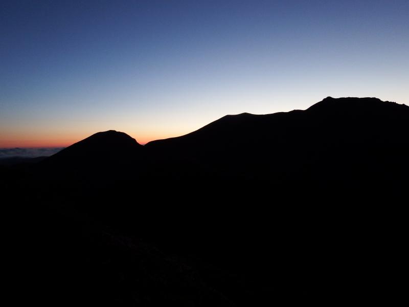日の出前　平治岳と大船山の稜線