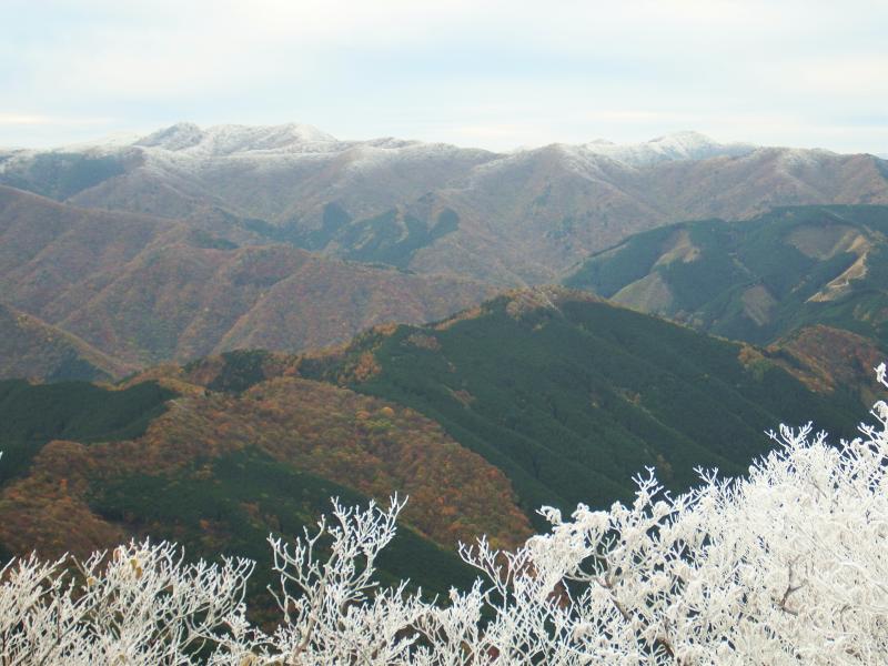 明神平～薊岳ずいぶん白いです。