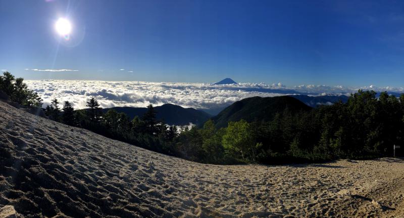 早朝、森林限界を超えて見えたのは富士と上りたての太陽