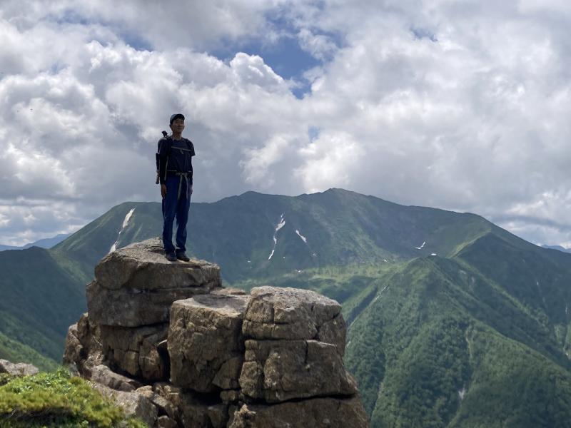 奥に見えるのが今回の山。日高山脈の主峰「幌尻岳」