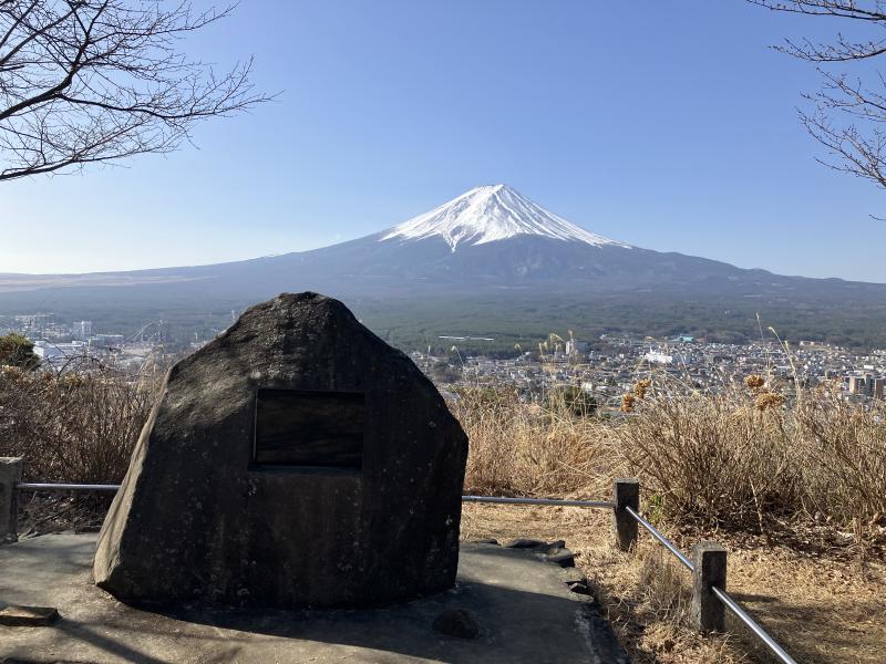 太宰治の文学碑と富士山。なんだかんだこの日はこの富士山が一番綺麗でした