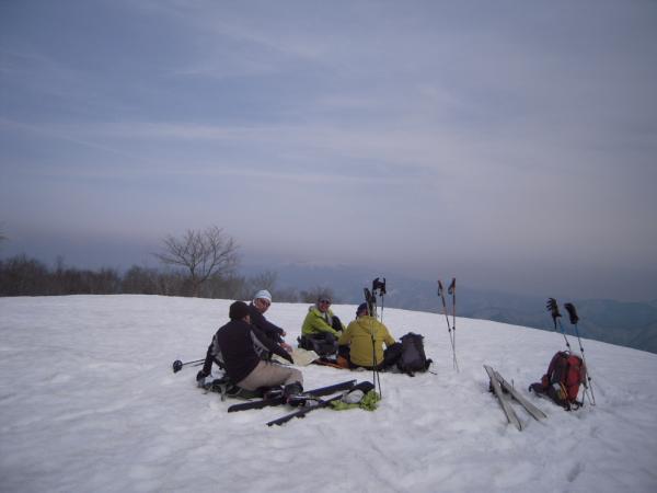 美味しい斜面の上でマッタリと休憩、