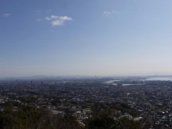 展望ポイントから。左は大阪梅田のビル群、右に見えるあべのハルカス
