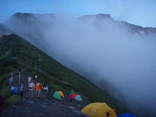 五竜山荘での朝。多くの登山者で賑わっています。小屋が苦手なガイドと顧客１名はツェルトで泊まりました。（ファイントラックのツェルト、結露せず快適でした）