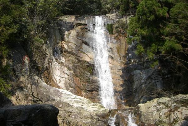 登山口近くにある白糸の滝
