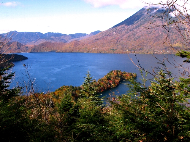 半月峠下から見下ろす景色です。錦の八丁出島、青い中禅寺湖、信仰の男体山、遠くに戦場ヶ原と日光の良い所が一望に。