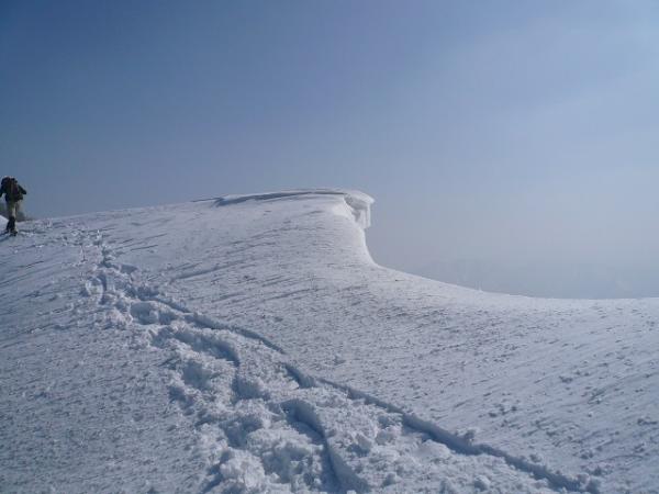 菅名岳への稜線。雪庇あり視界不良時、要注意です！