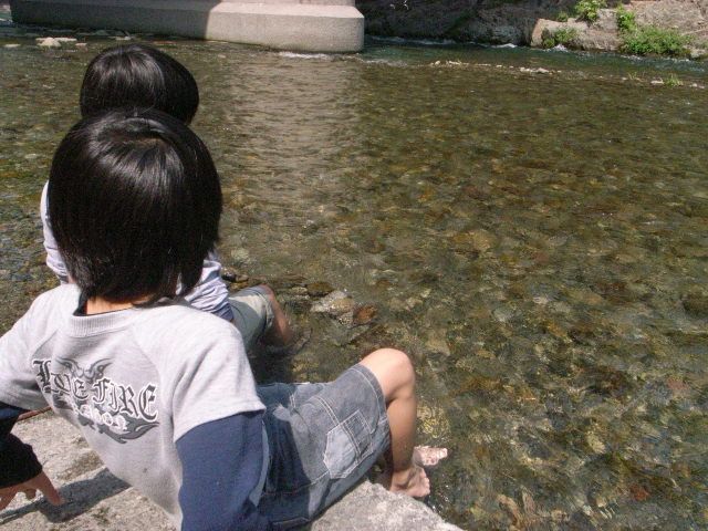 ドロだらけの足は秋川で洗っちゃいます